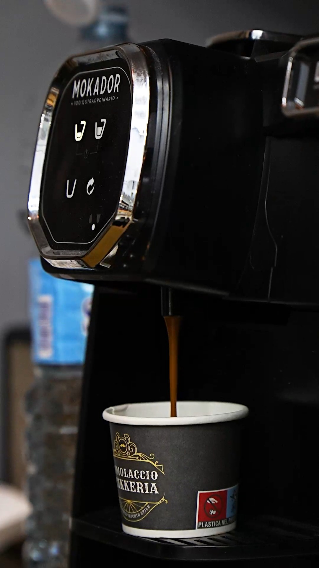 Un caffè servito nella barberia Romolaccio Scikkeria a Chieti