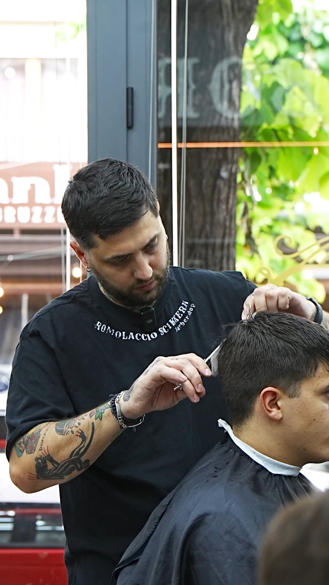 Romolo durante un taglio su capelli lunghi