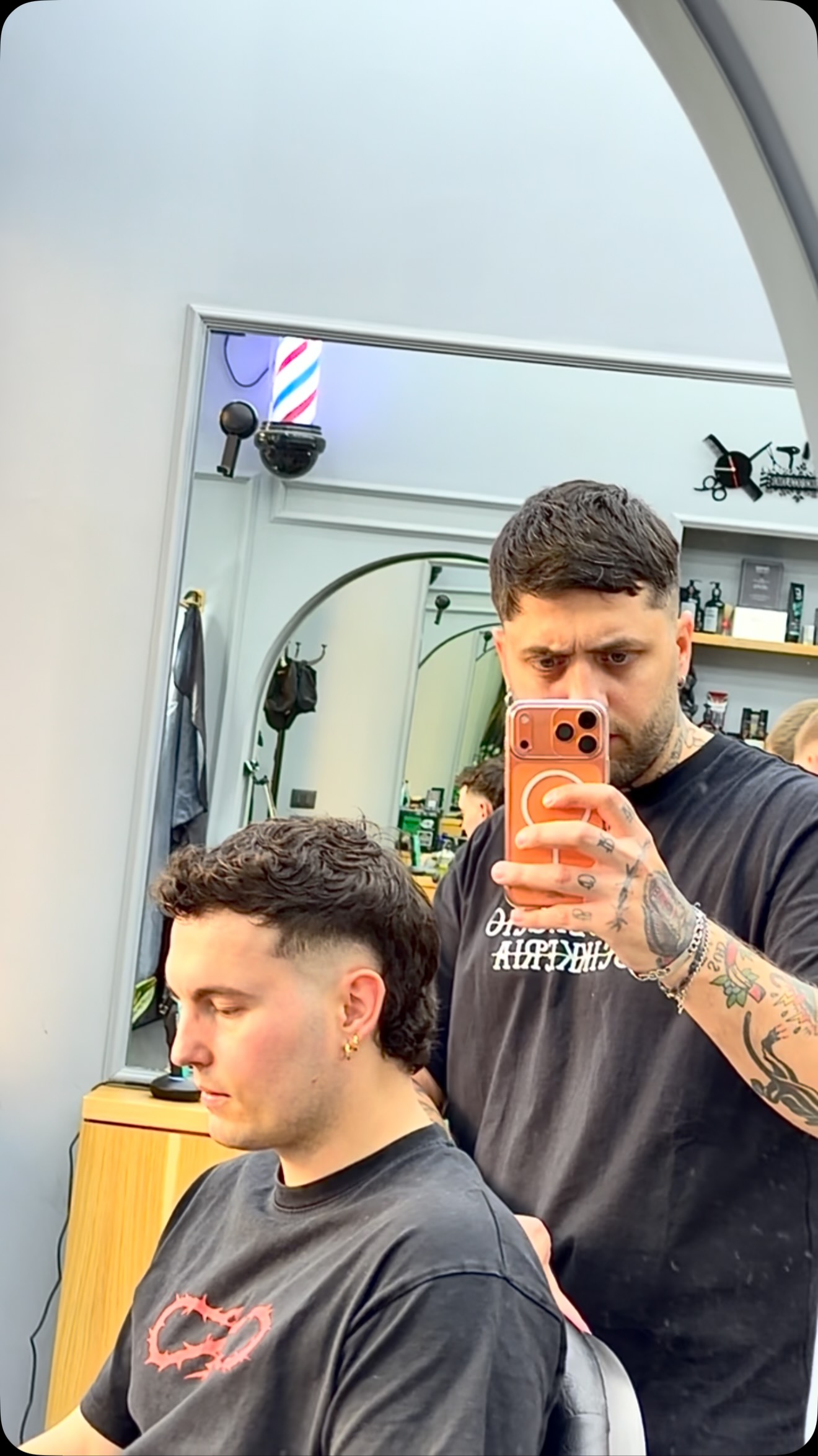 Romolo al lavoro nella barberia Romolaccio Scikkeria a Chieti