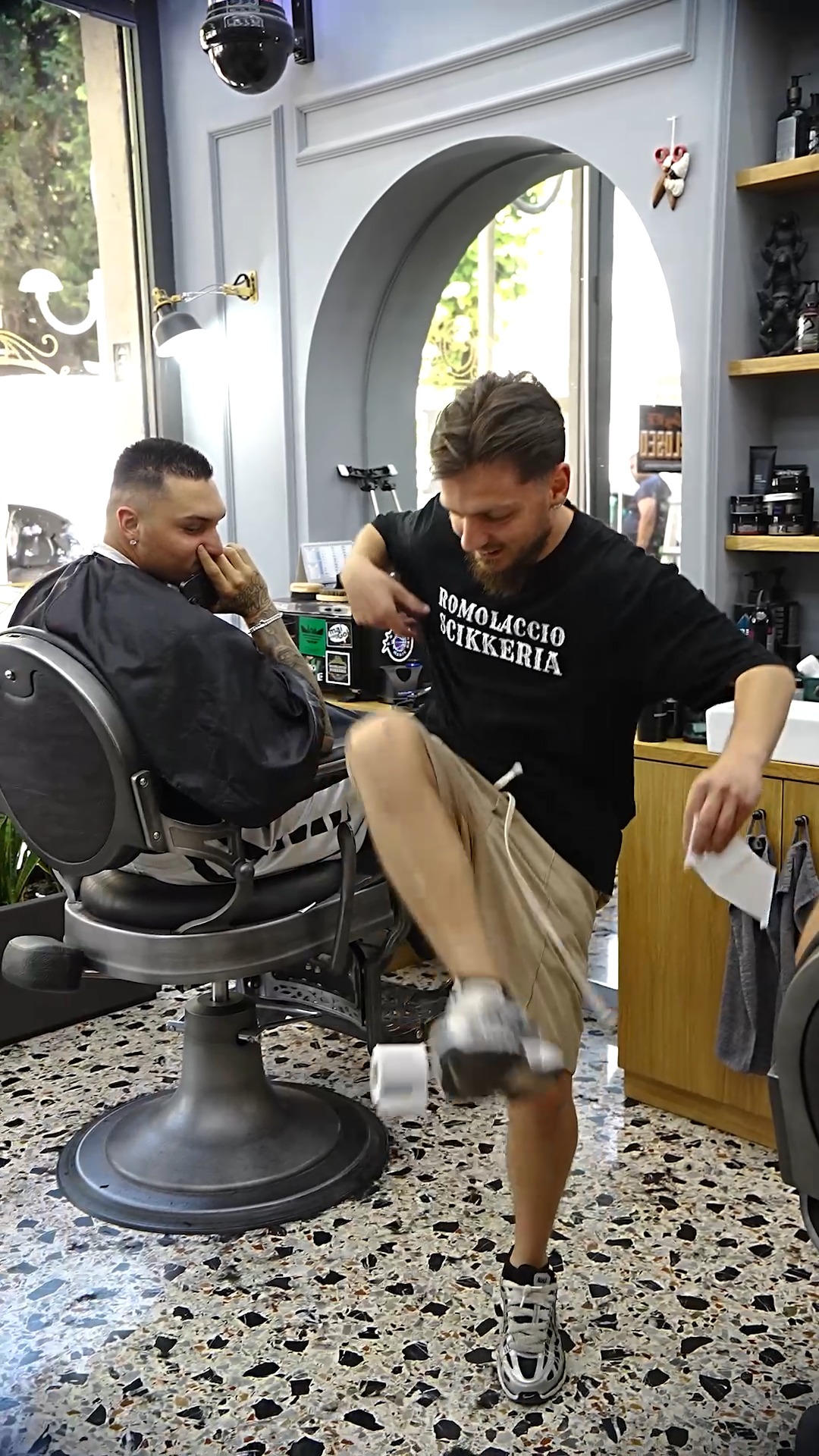 Tony al lavoro tra le poltrone di Romolaccio Scikkeria